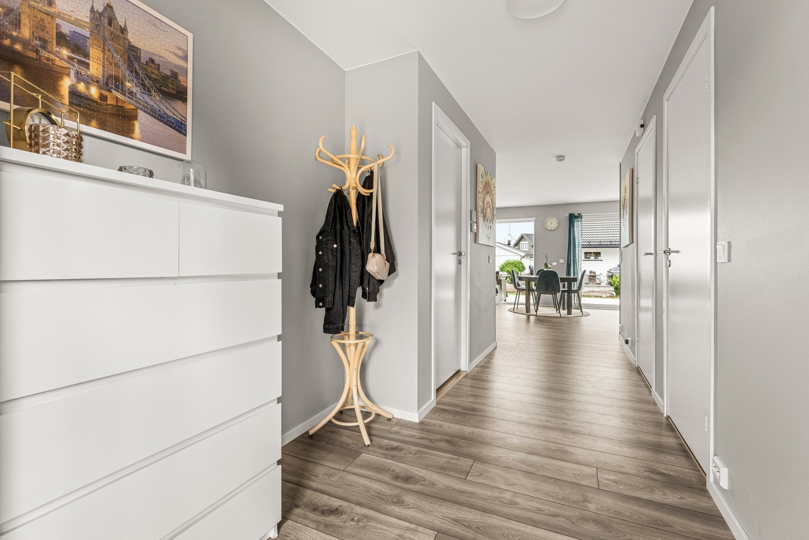 Entrèen har god plass til oppheng av yttertøyet og et garderobeskap Galleribilde