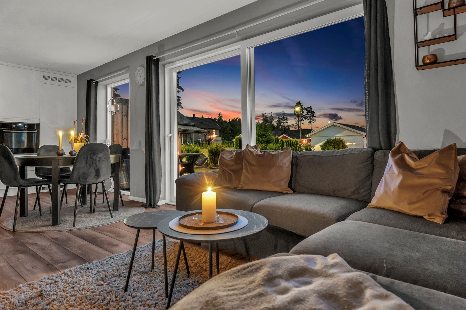 Stuen har store vindusflater og en gjennomgående følelse Galleribilde