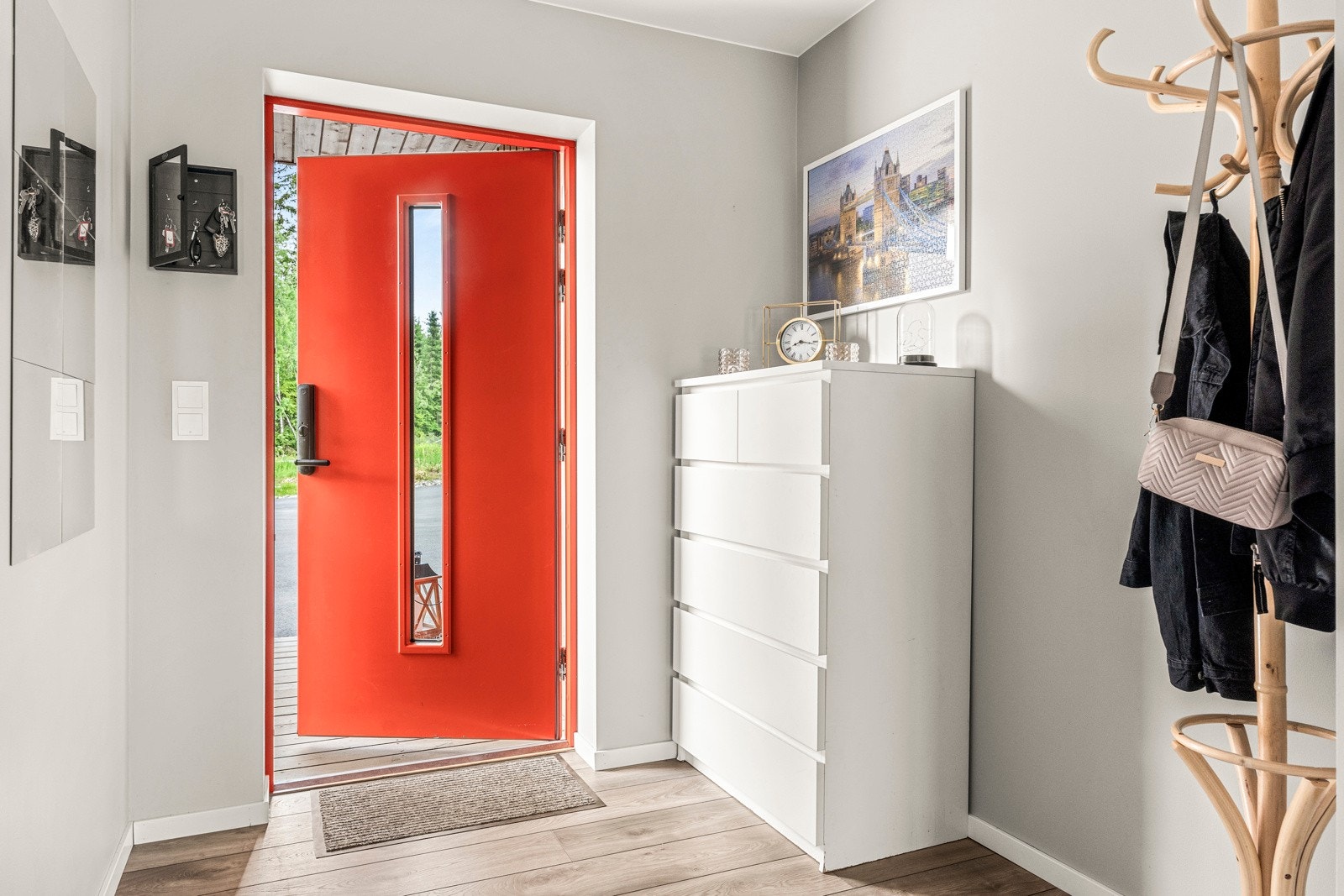 Velkommen inn i en lys og romslig entrè Galleribilde