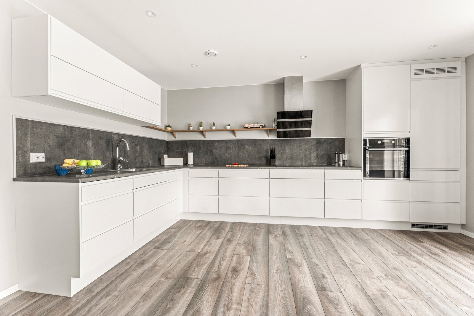 Stort og moderne kjøkken som innehar rikelig med benk og skapplass Galleribilde