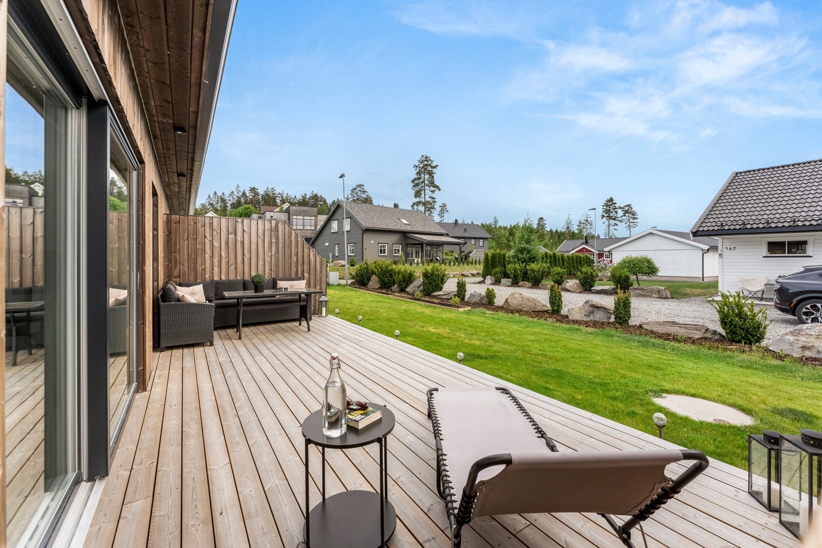 Terrassen er sørvestvendt med gode solforhold Galleribilde