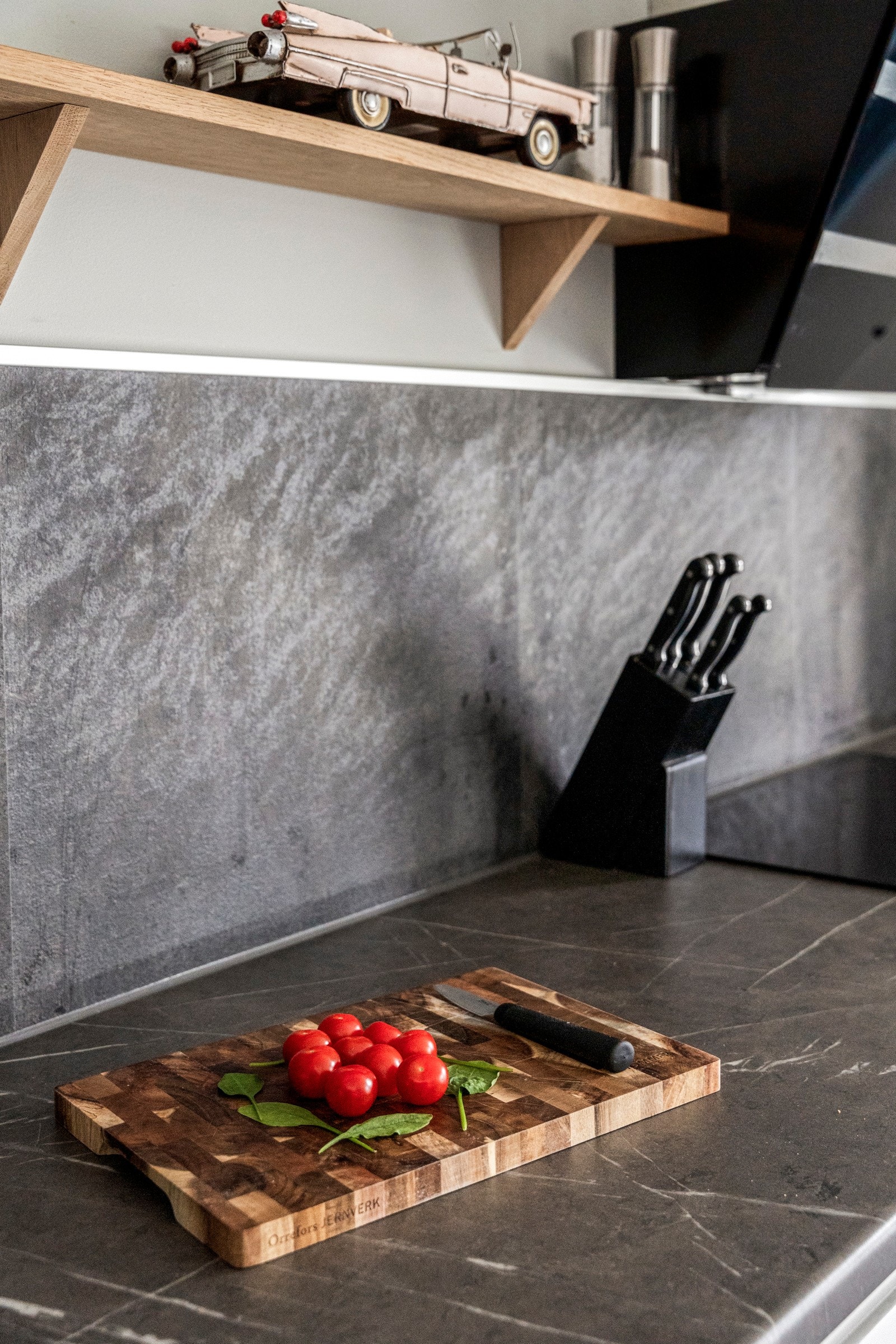 Kjøkkenet har store arealer for kokkelering Galleribilde