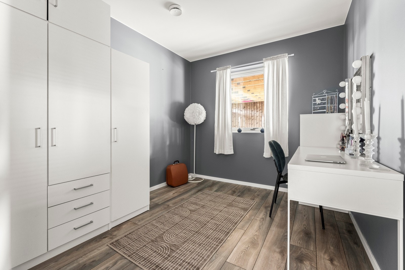 Soverom nr 2 er også romslig og med egen garderobe. Kan fint benyttes som et hobbyrom eller hjemmekontor Galleribilde