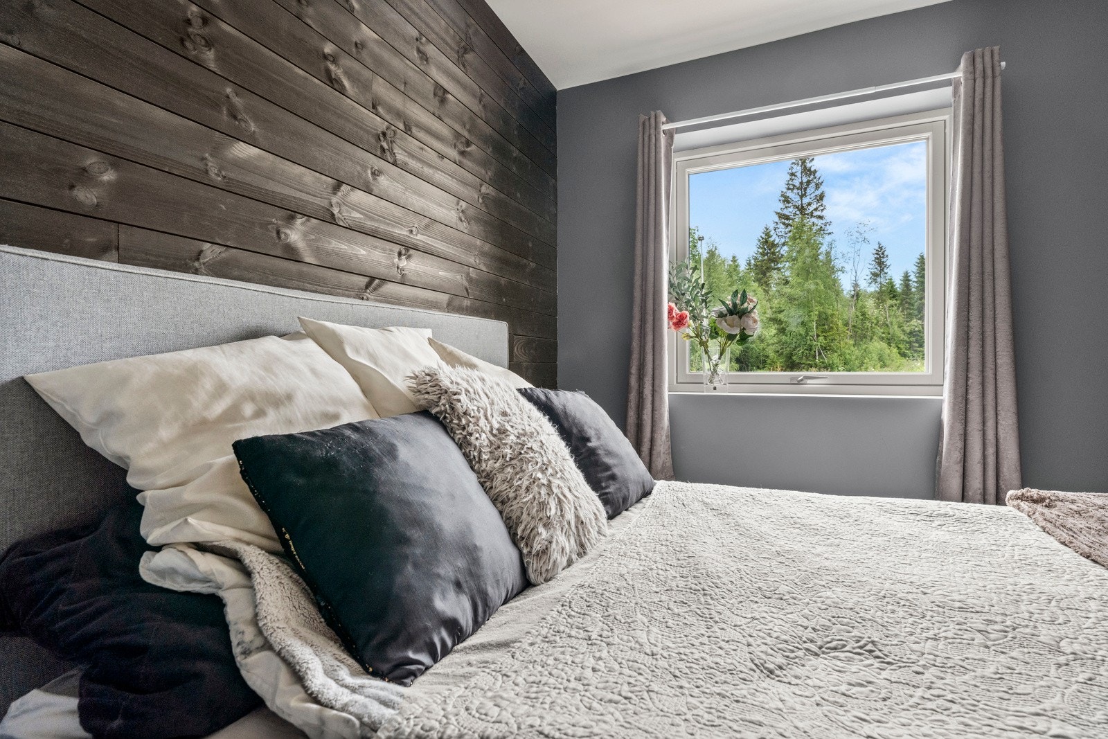 Fin utsikt mot skogen fra soverommet Galleribilde