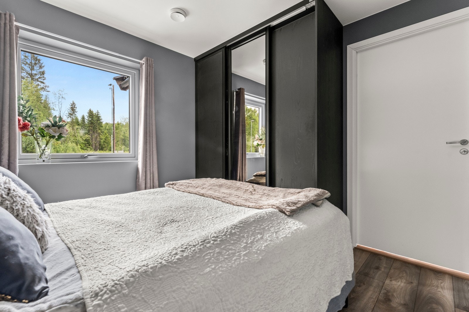 Skyvedørsgarderobe er på plass Galleribilde