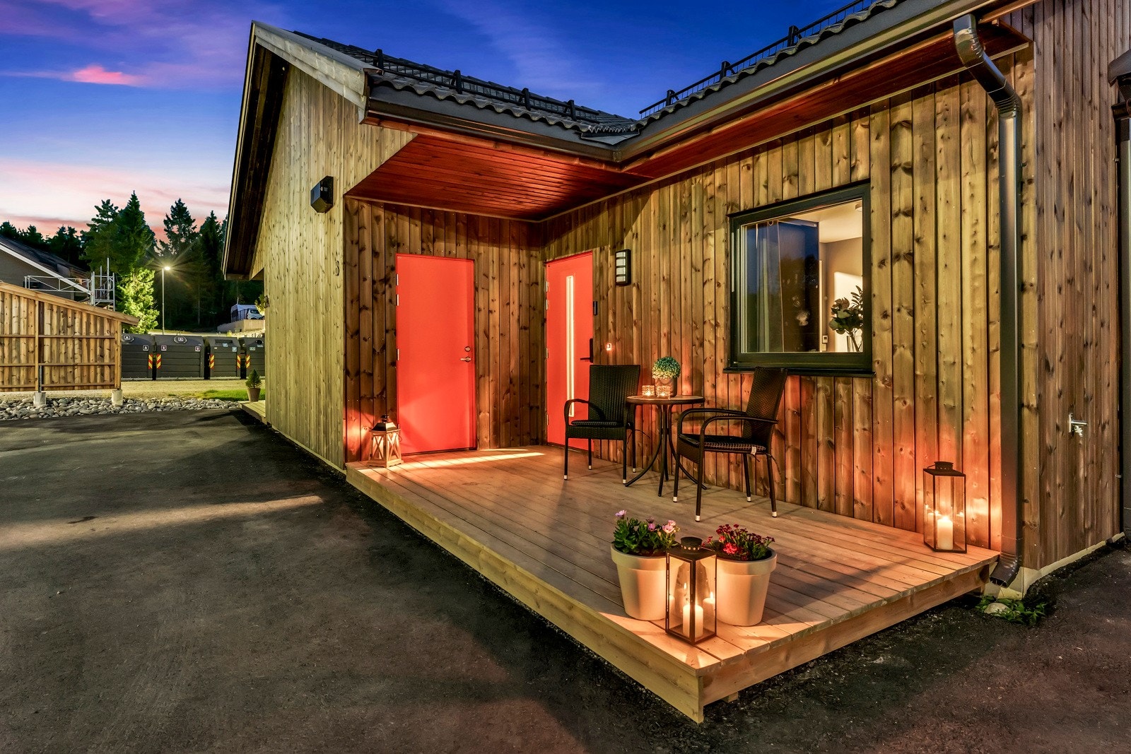 Egen platting foran ved inngangsparti hvor morgenkaffen kan nytes Galleribilde