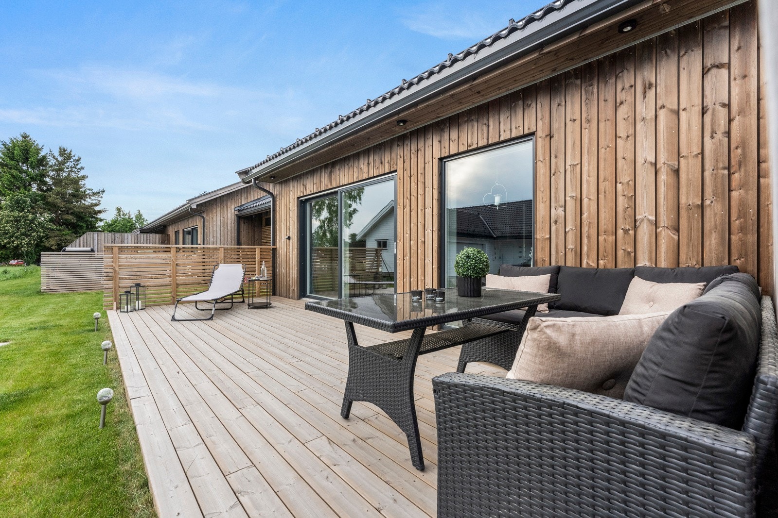 Terrassen har god plass til diverse utemøblement og flere soner Galleribilde