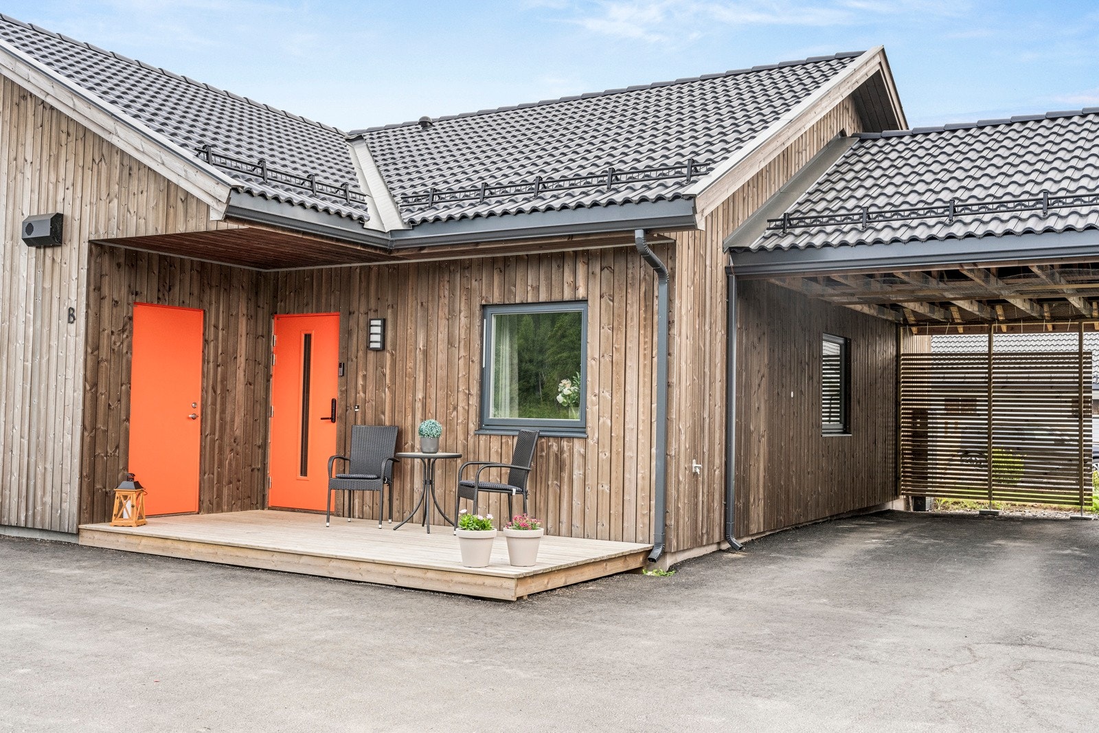 Koselig inngangsparti med egen carport Galleribilde