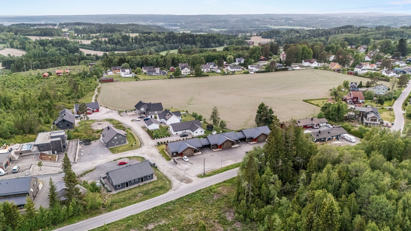 Landlig og god beliggenhet med turområder som nærmeste nabo Galleribilde