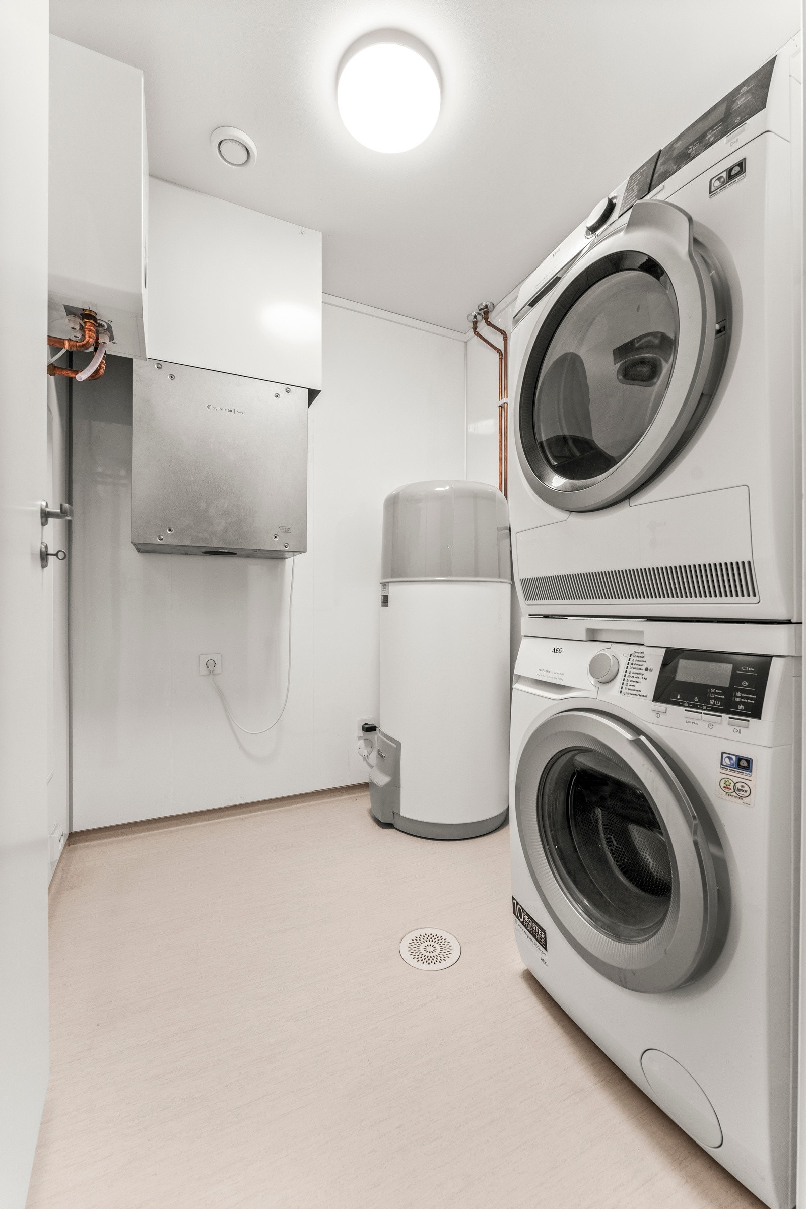 På vaskerommet har man opplegg for vaskemaskin og det tekniske i en smart adskilt sone Galleribilde