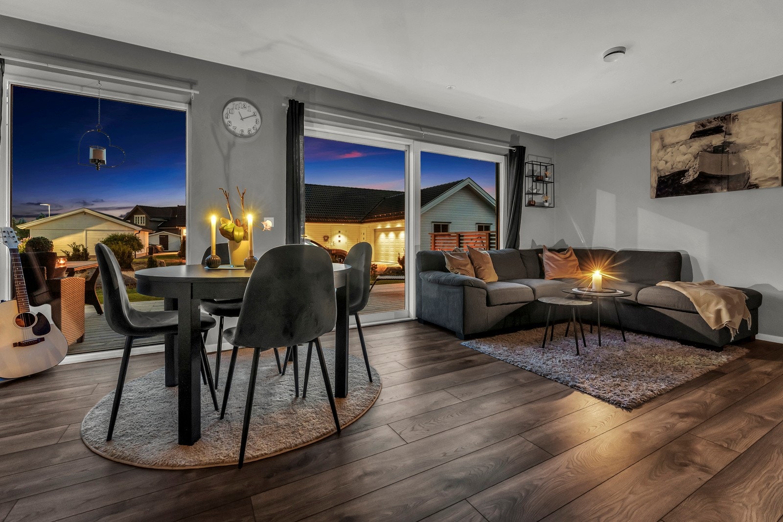 Stor og god stue med plass til spisegruppe og tv-krok Galleribilde