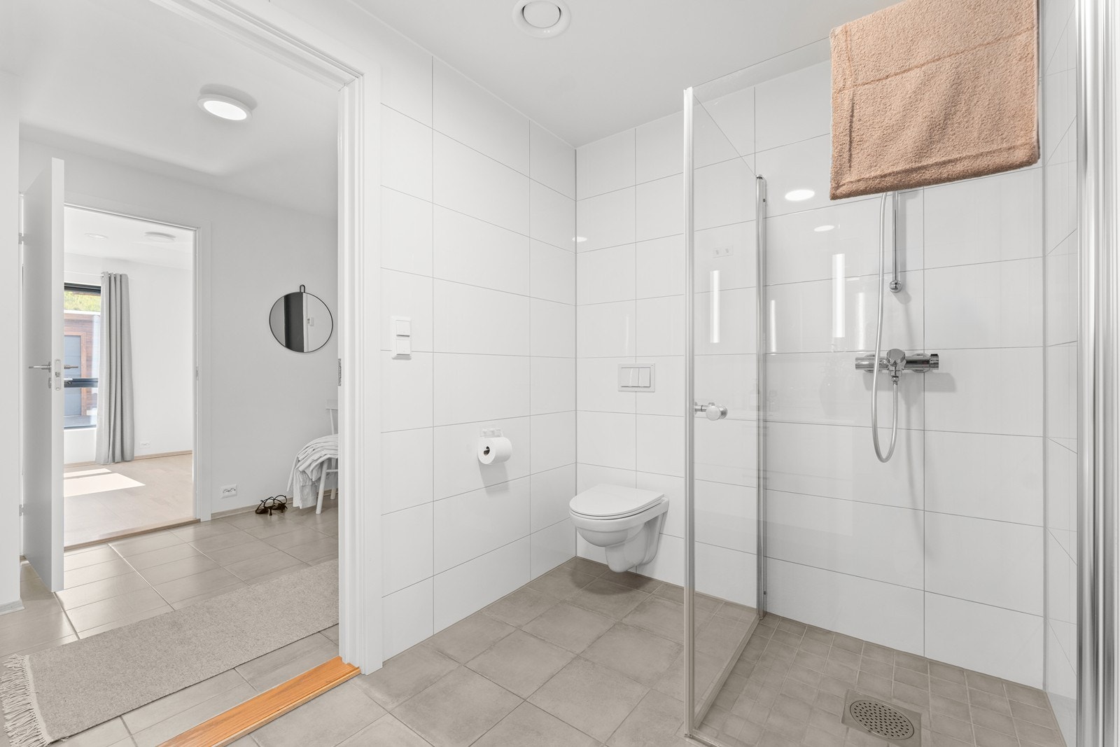 Flislagt bad med servant, dusj på gulv og wc Galleribilde