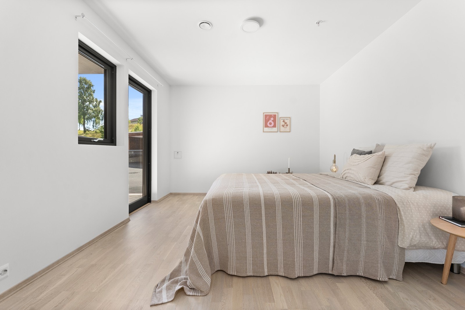 Stort hovedsoverom med utgang til terrasse Galleribilde