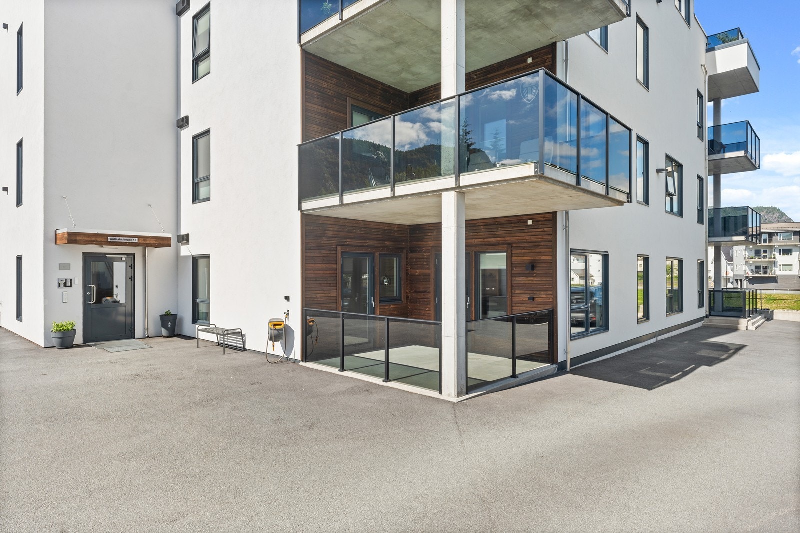 Leiligheten ligger på hjørnet og like ved er hovedinngangen til bygget Galleribilde