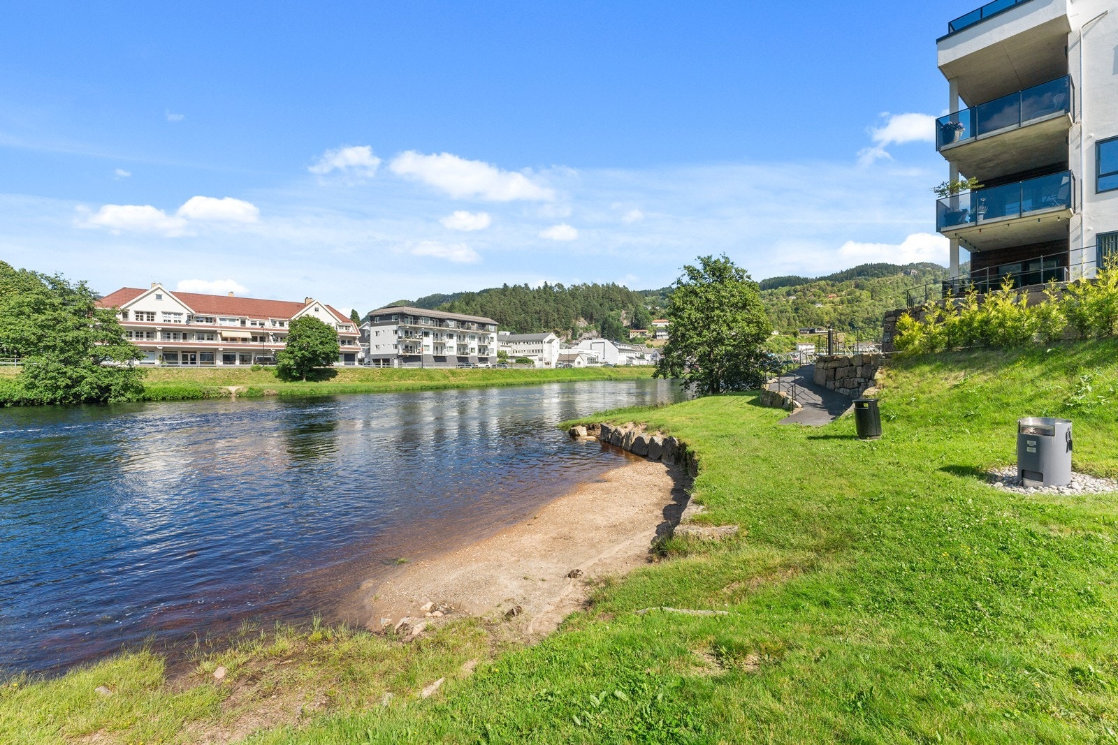 Flott opparbeidet strand nedenfor leilighetsbygget Galleribilde