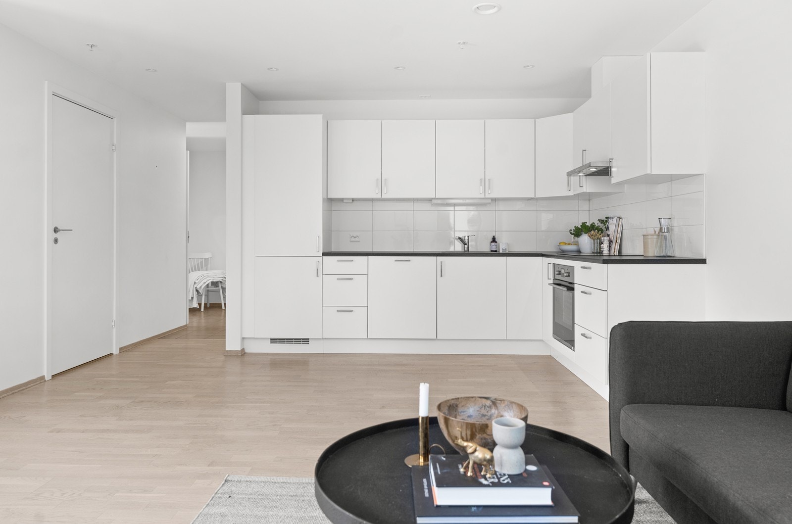 Kjøkken har god skap- og benkplass. Integrert oppvaskmaskin Galleribilde