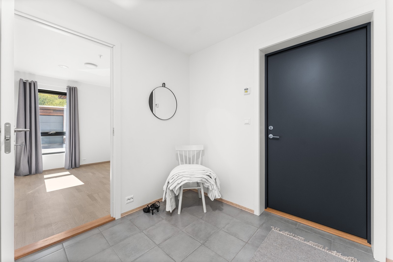 Flislagt gulv i gang - inn her er soverom 2 Galleribilde