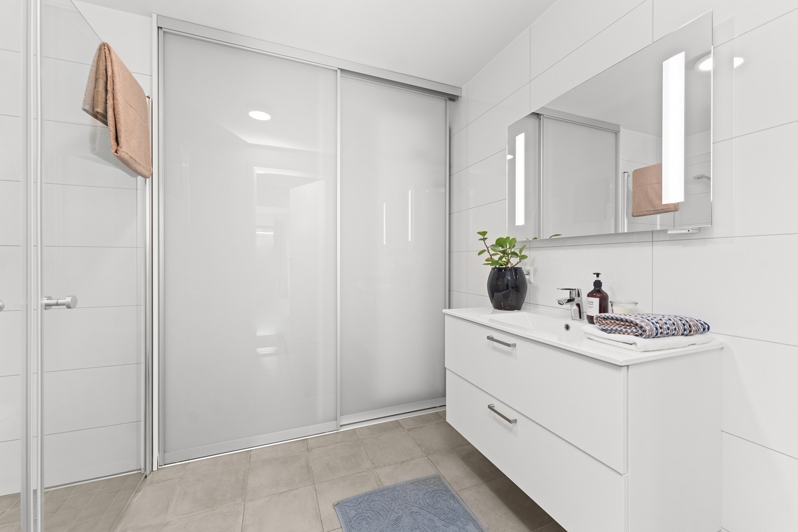 Bak skyvedører er anlegg for ventilasjon og vannbåren varme Galleribilde