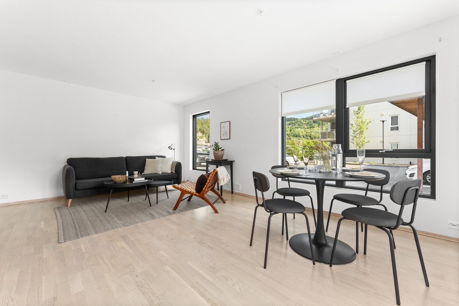 Stua er romslig og lys. Det er utgang til veranda fra stue og soverom Galleribilde