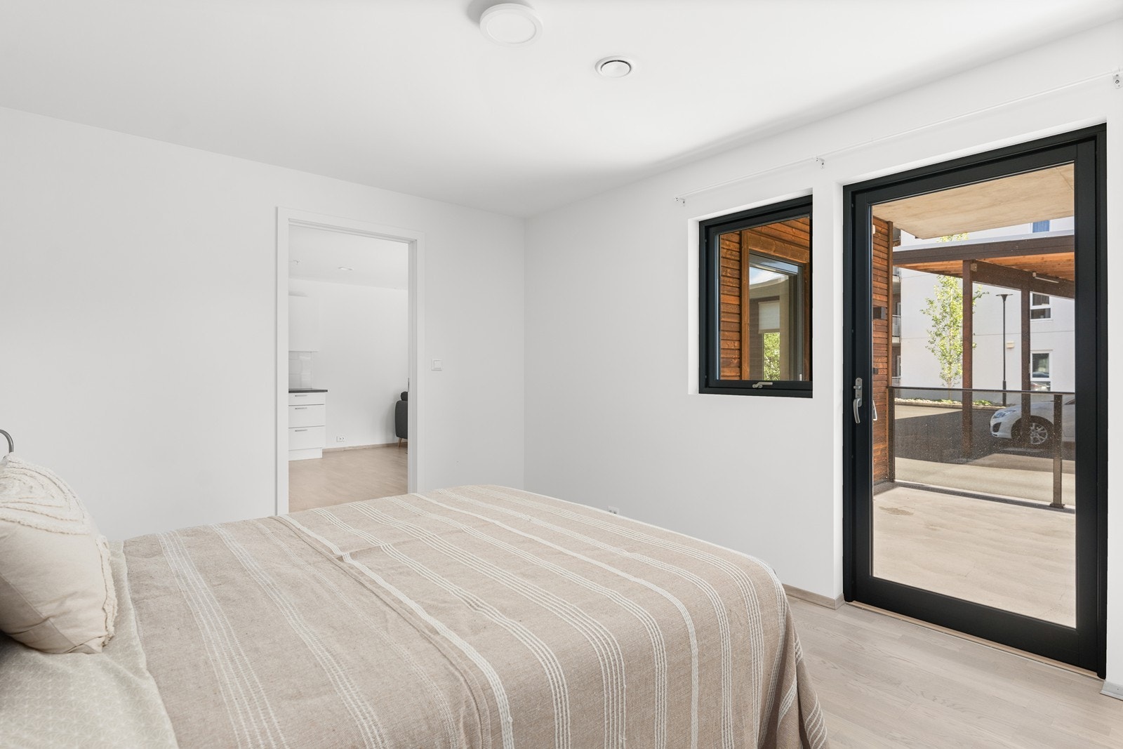 Her er plass til både seng og garderobe Galleribilde