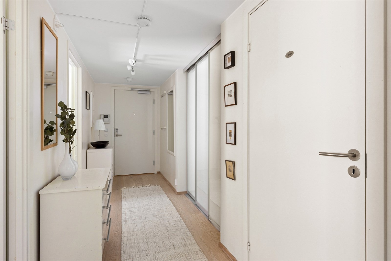 Leiligheten har en innbydende entré som skaper et umiddelbart godt førsteinntrykk. Oppgangen har callinganlegg med kamera. Galleribilde
