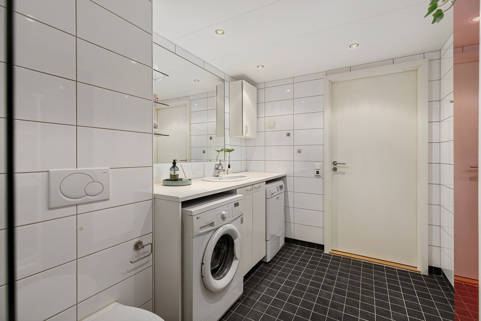Badet består av en benkeplate i laminat med servantskap og nedfelt servant, innebygd speil, vegghengt klosett med innebygd sisterne og en dusjsone med fastmontert glassvegg i herdet glass. Det er opplegg for vaskemaskin. Ny termostat ble montert i 2024. Galleribilde