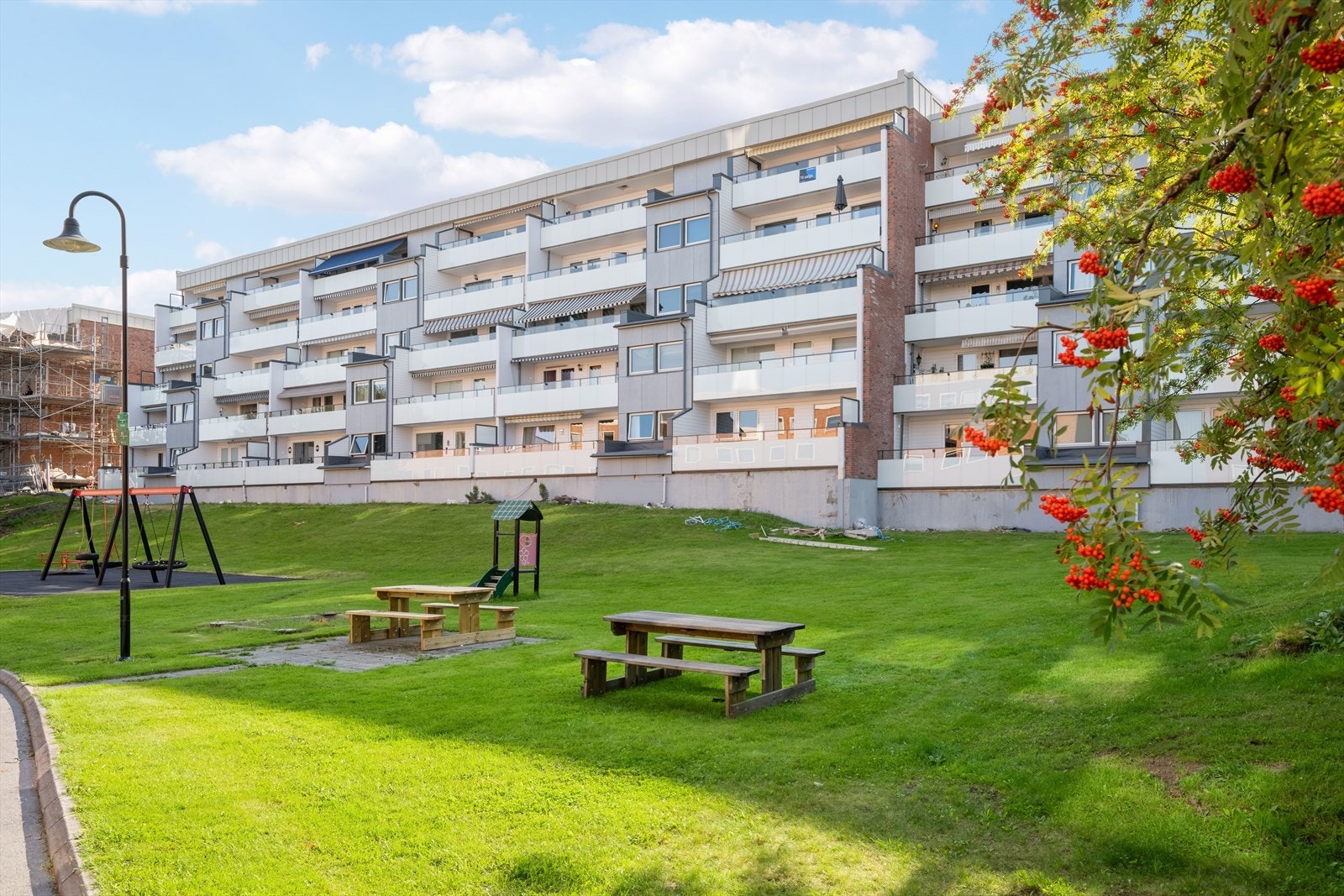 Velholdt uteområde med lekeplass og sittegrupper Galleribilde