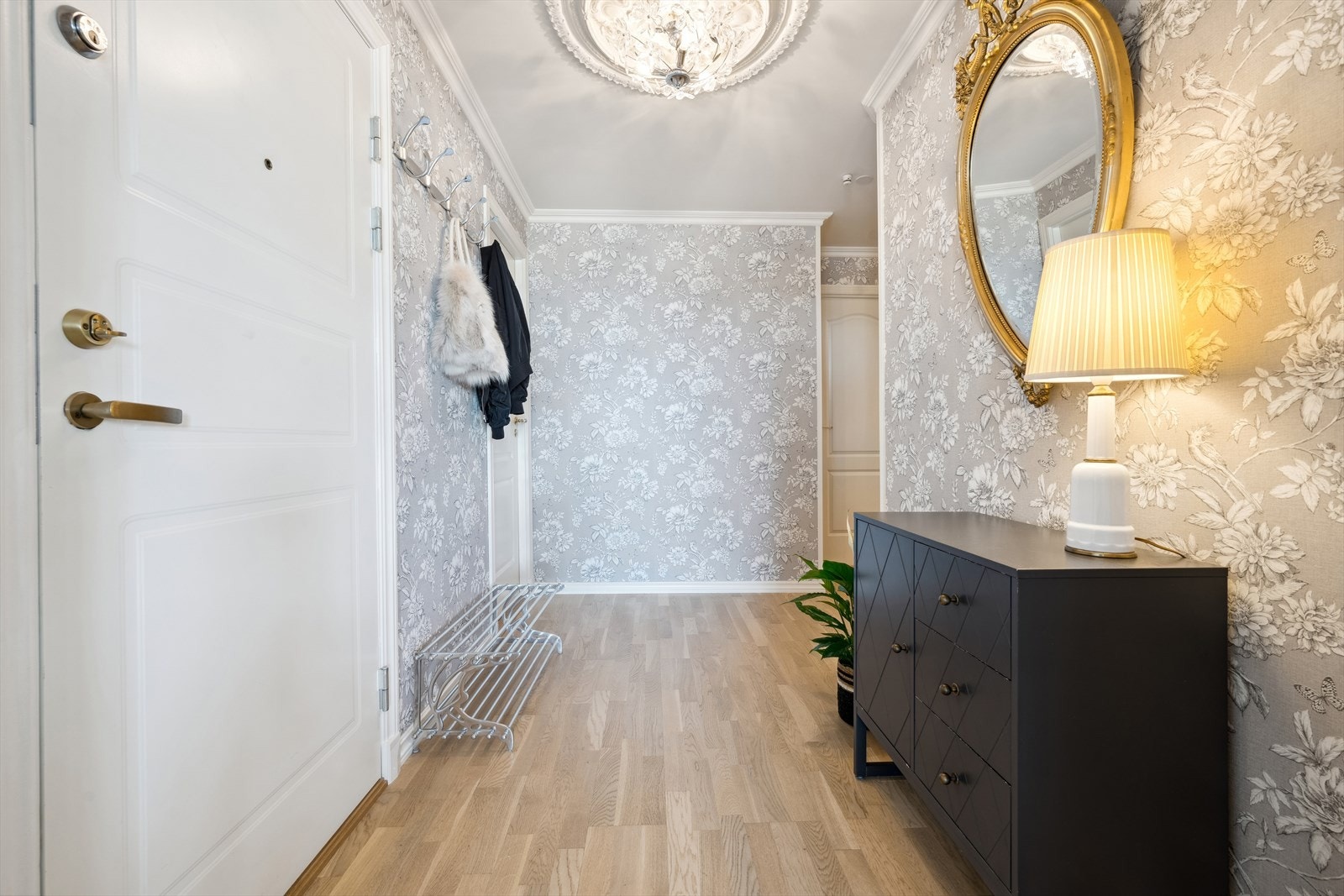 Elegant inngangsparti med praktiske oppbevaringsløsninger Galleribilde