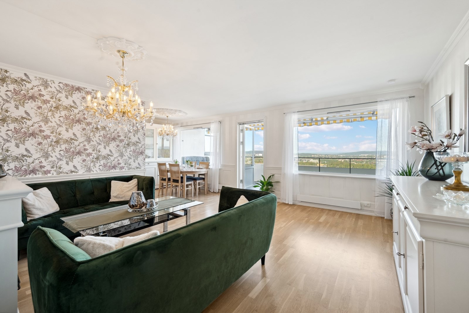 Åpen stue og spisestue med tilgang til balkong Galleribilde