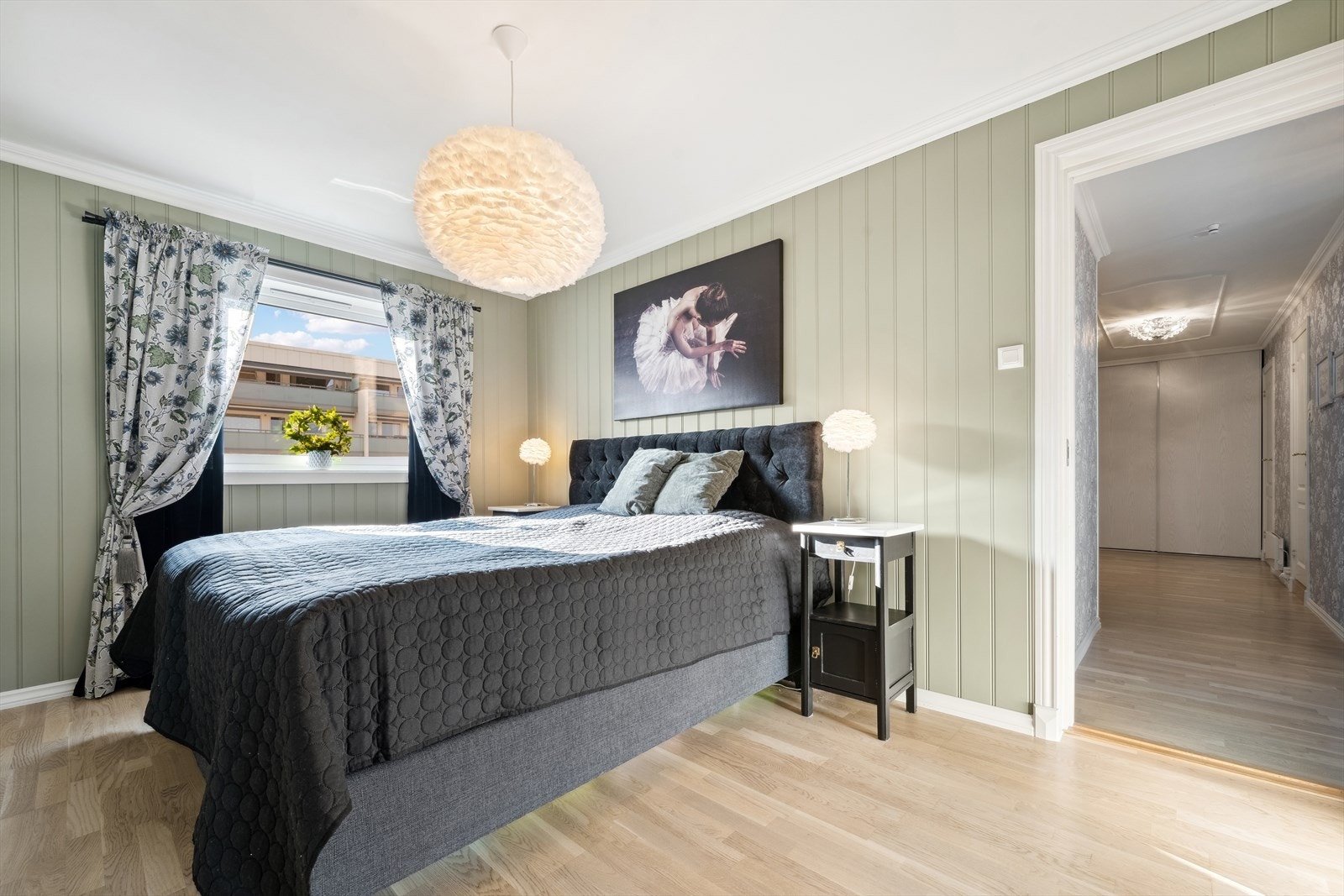 Hovedsoverom med store vinduer og garderobeskap Galleribilde