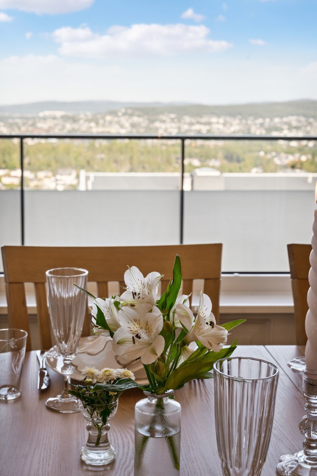 Vakker utsikt fra spisebordet mot byen Galleribilde