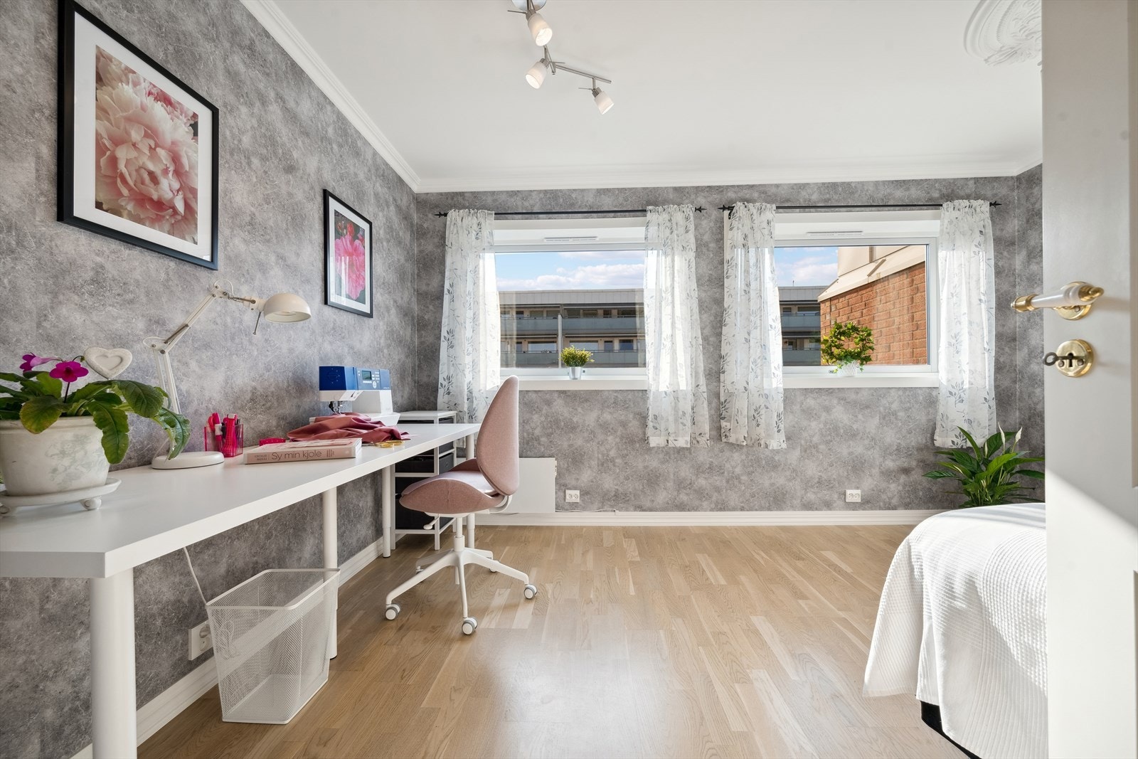 Lyst og romslig gjesterom med store vinduer Galleribilde