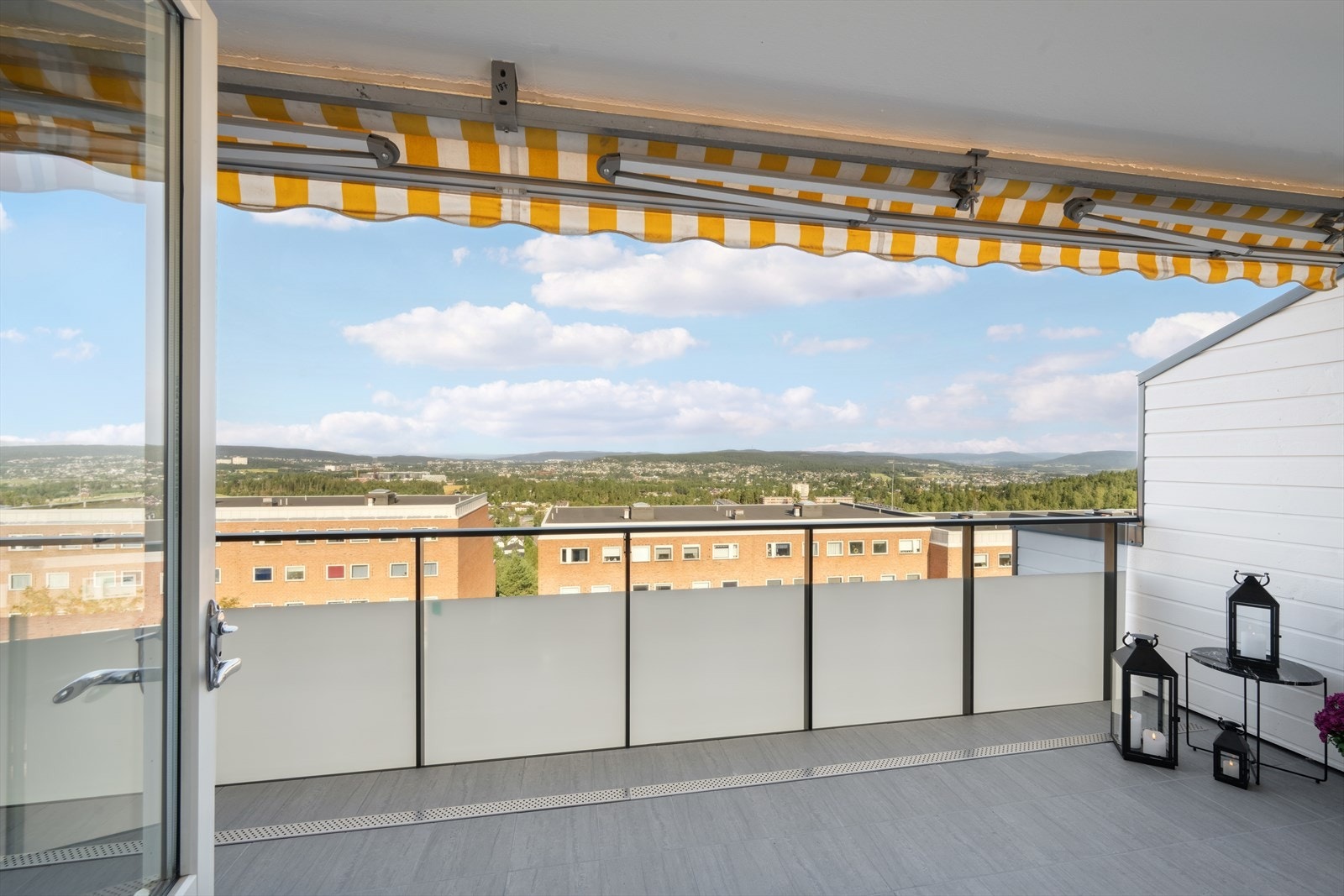 Balkong med fantastisk utsikt over nærområdet Galleribilde