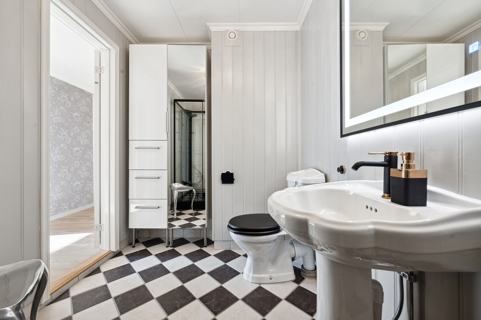 Romslig bad med moderne innredning Galleribilde