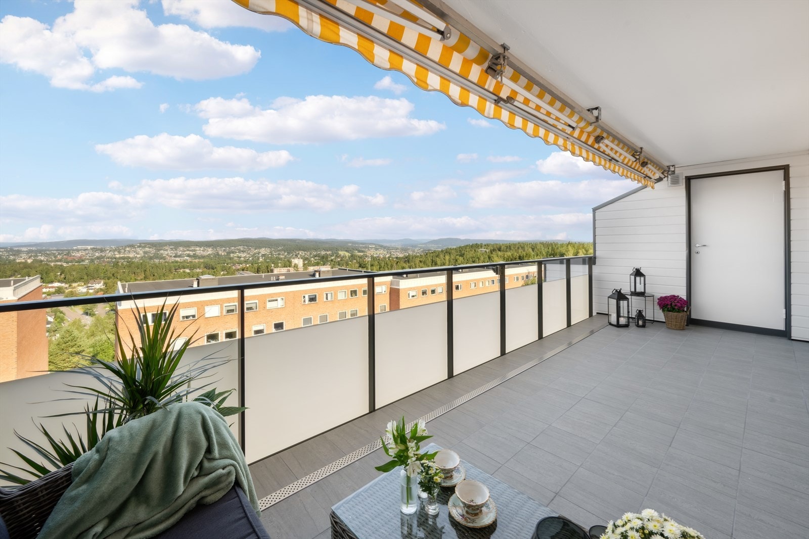 Stor balkong med god plass og utsikt over byen. Fra balkongen er det inngang til en praktisk bod Galleribilde