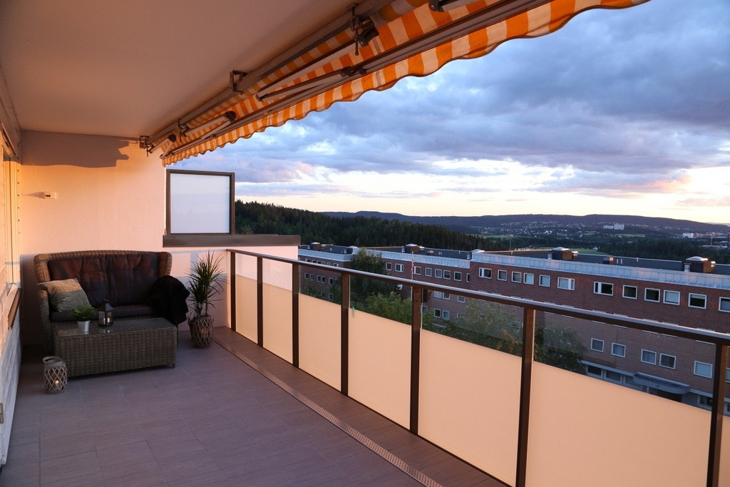 Romslig balkong med god plass til hagemøbler Galleribilde