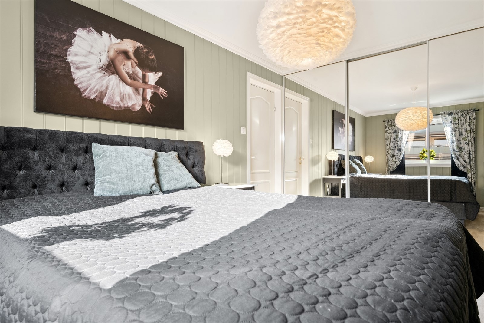 Soverom med innebygd skyvedørsgarderobe Galleribilde