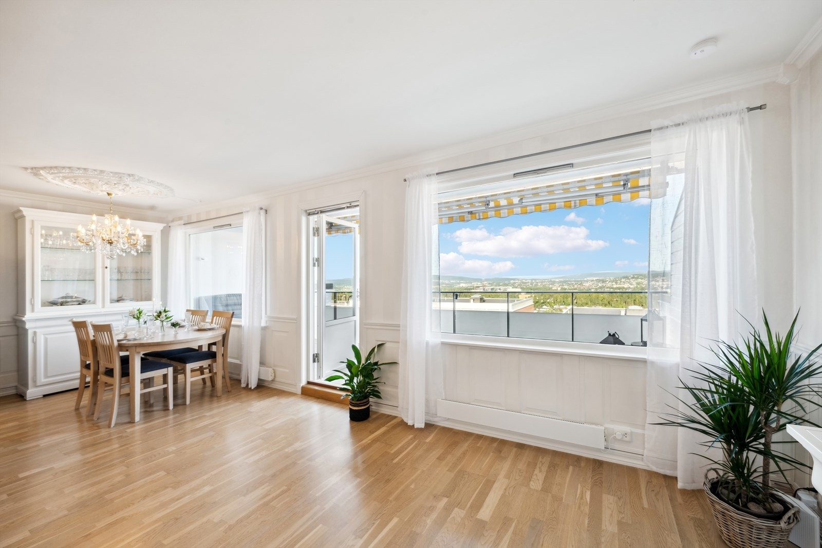 Lys stue med store vinduer og en fantastisk panoramautsikt Galleribilde