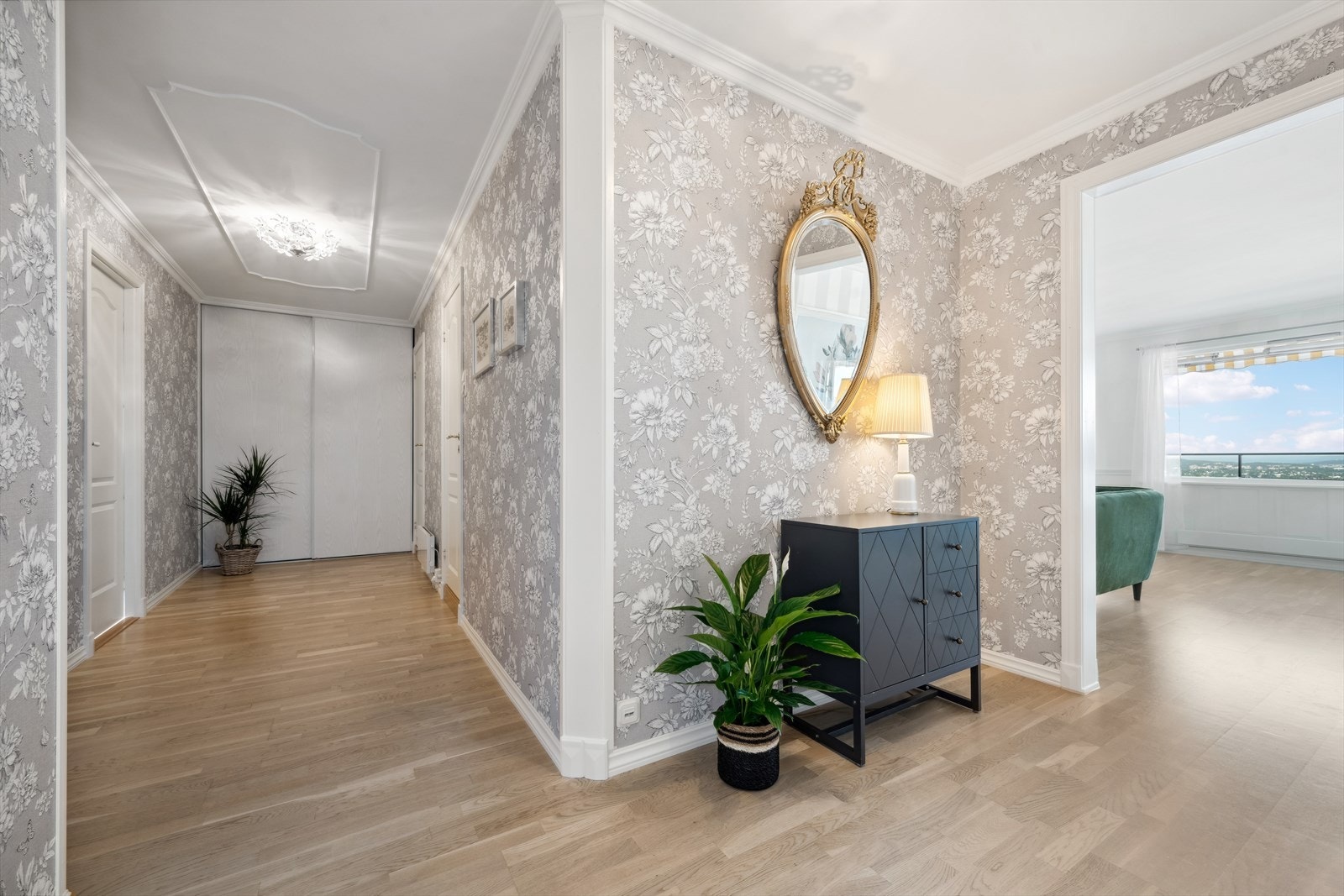 Innbydende entré som leder til stue og andre rom Galleribilde