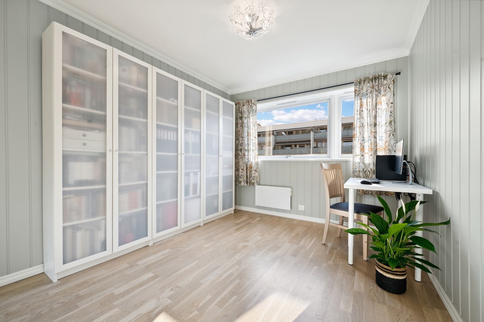 Kontor med innebygde skap og godt arbeidslys Galleribilde