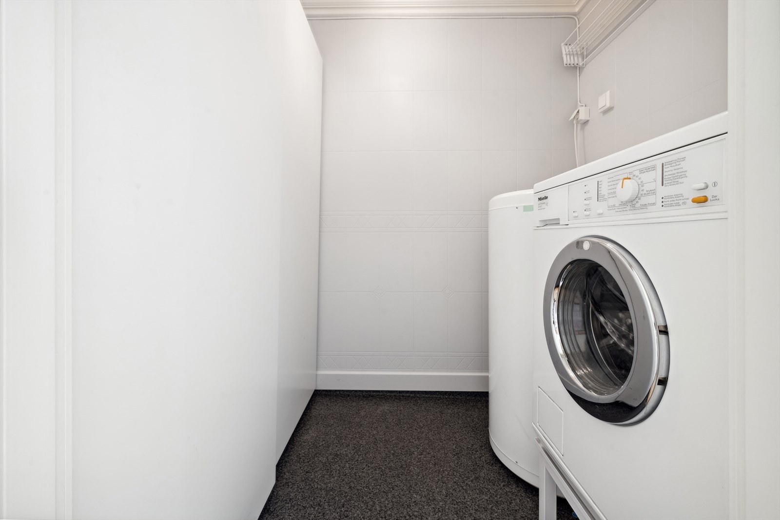 Praktisk vaskerom med medfølgende vaskemaskin Galleribilde