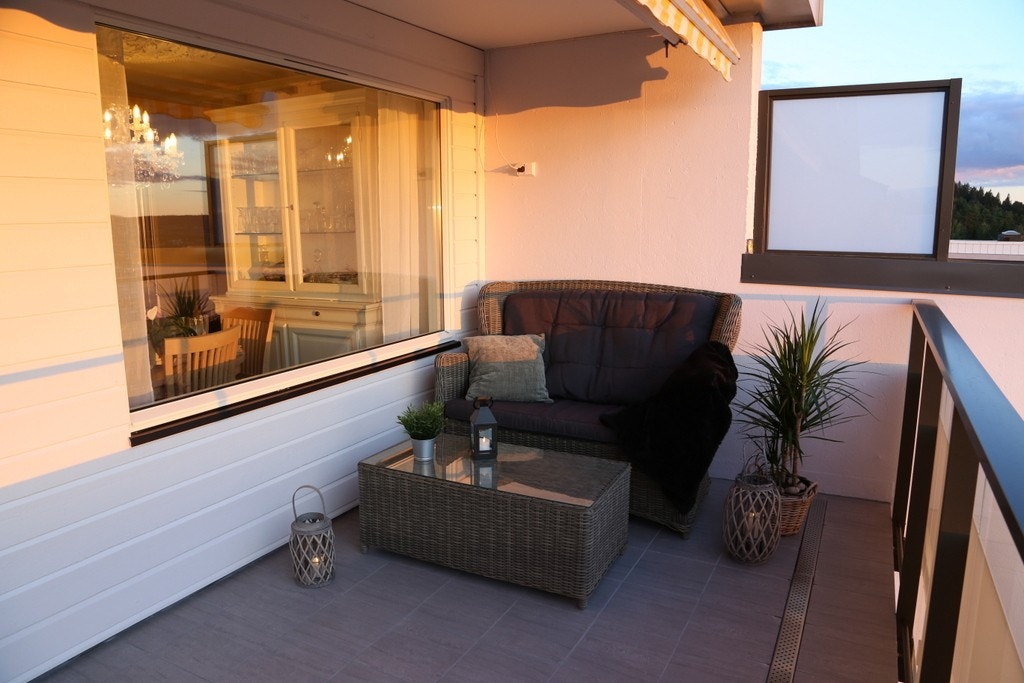 Koselig sittekrok på balkongen med utsikt Galleribilde