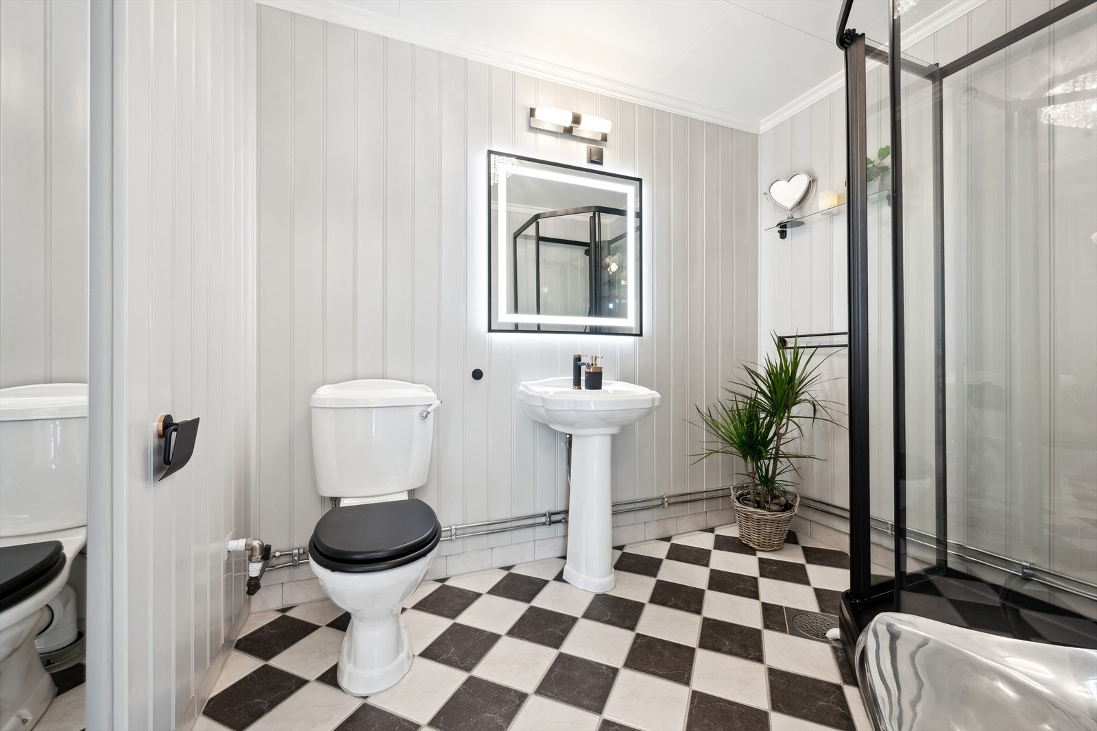 Bad med dusjkabinett og stilige fliser Galleribilde