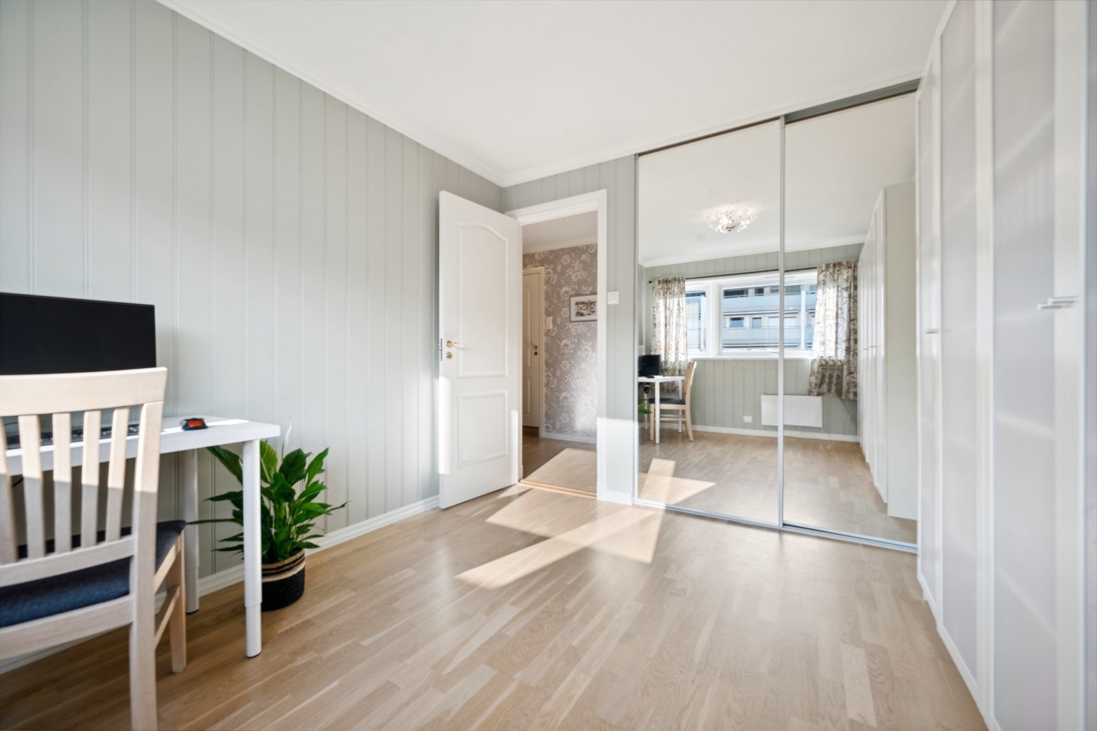 Kontor med speilskap og god plass til arbeidsområde Galleribilde