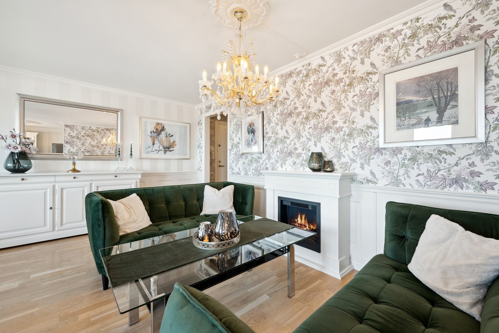 Koselig stue med elektrisk peis og stilfull innredning Galleribilde