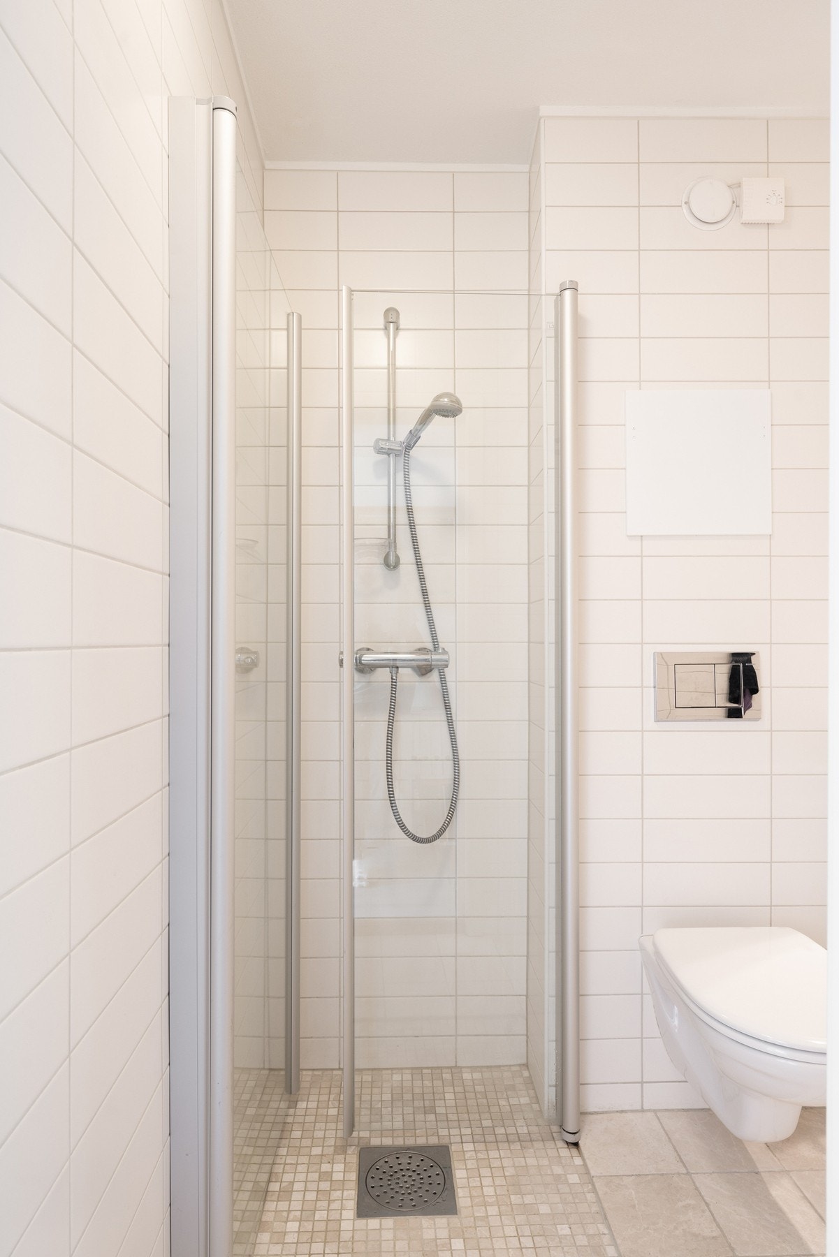 Badet har flislagte gulv og vegger og gulvvarme Galleribilde