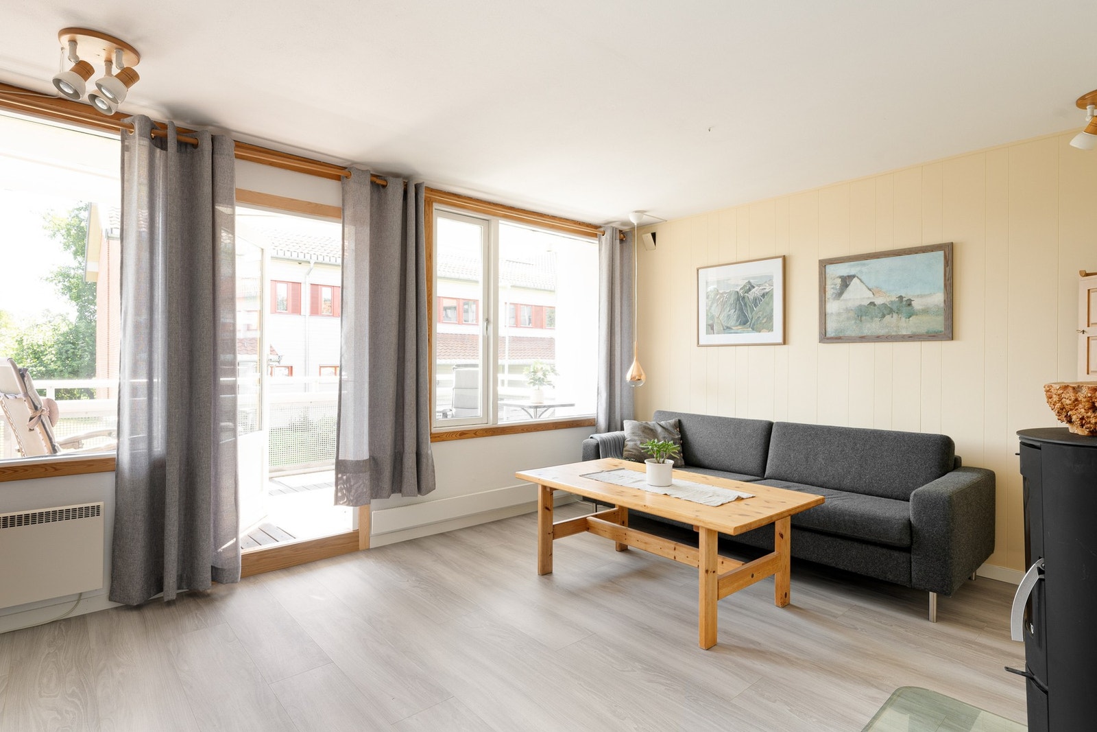 Utgang til sydvendt balkong fra stuen Galleribilde