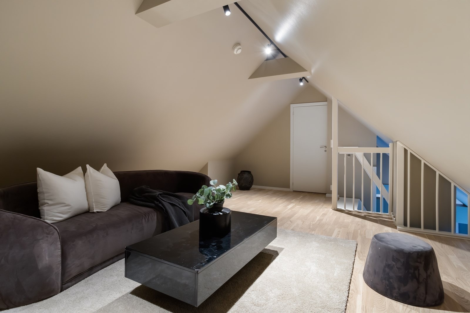 Hyggelig hems- område med god plass til sofagruppe. Galleribilde