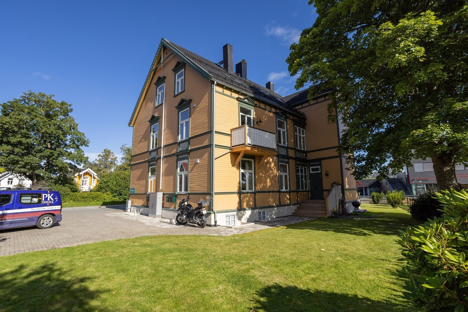 Fasade - Leiligheten ligger i boligens øverste etasje Galleribilde
