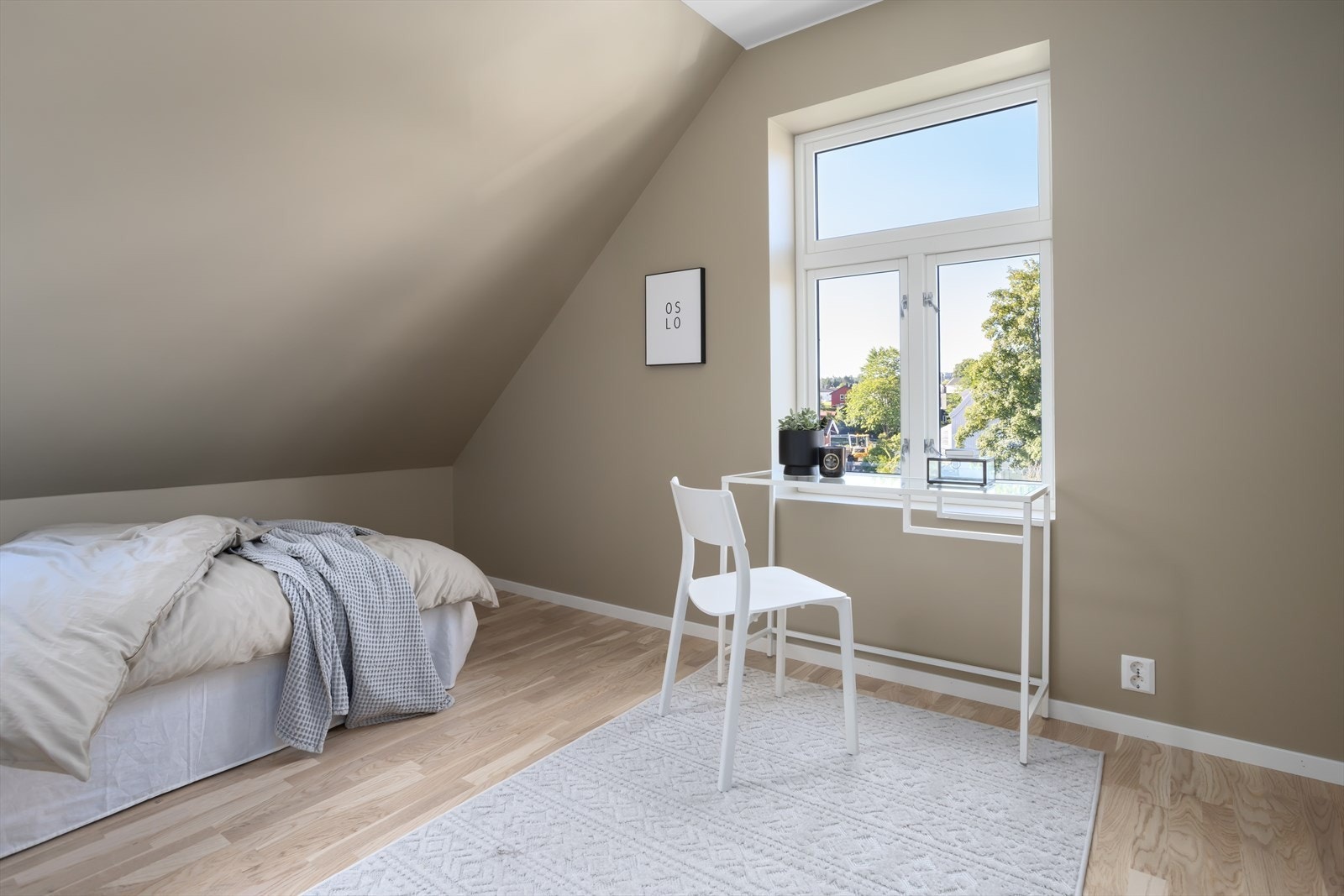 Soverommene er romslig og har god plass til dobbeltseng. klesskap og annet møblement. Galleribilde